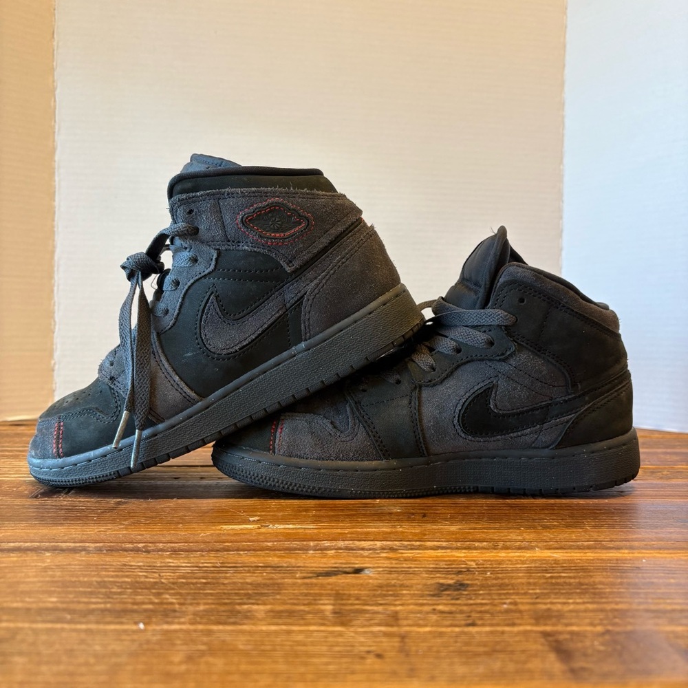 Air Jordan 1 Mid SE Craft Sneakers Boys Youth Size 4, Dark Smoke Gray/Black/Red